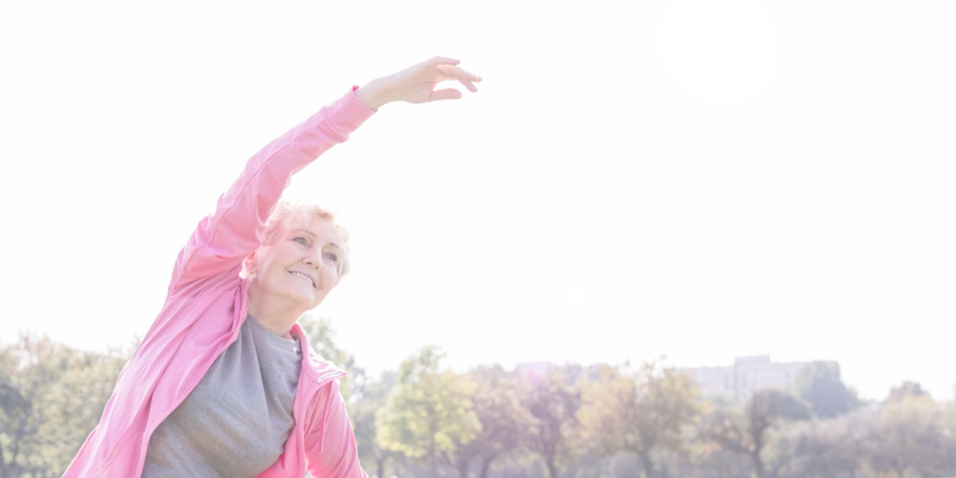 ストレッチする笑顔の女性