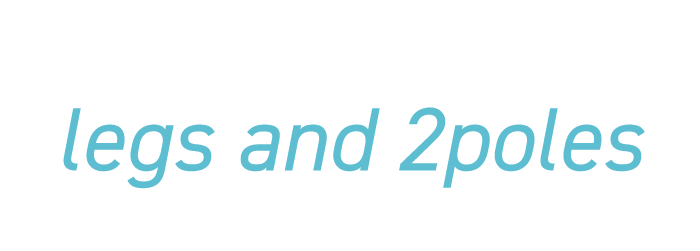 両足と2つのポール