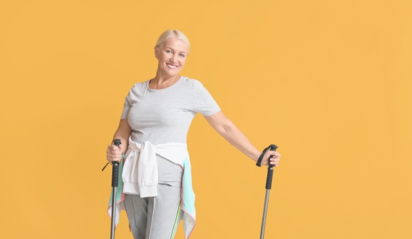 ポールを持つ女性