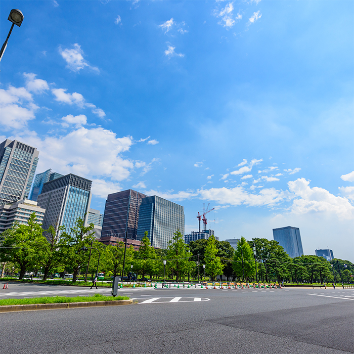 街中の道路と青空