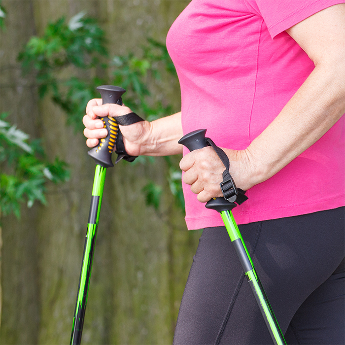 ポールウォーキングをする人の上半身