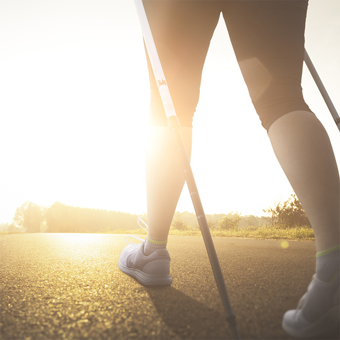 ポールウォーキングをする人の下半身